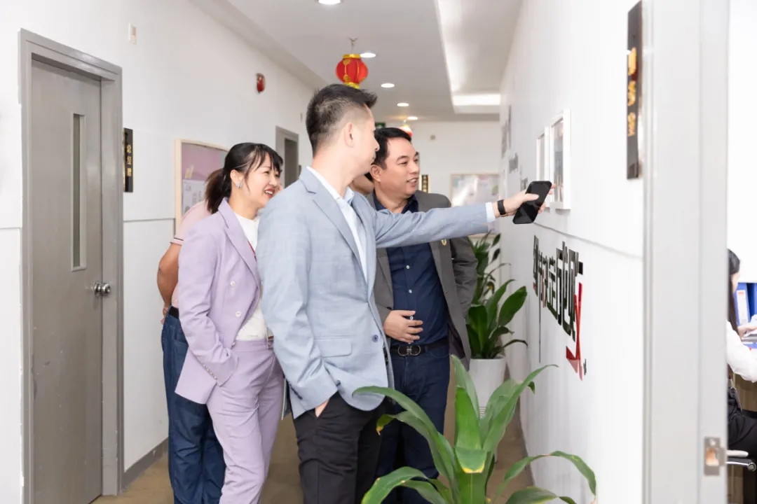 熱烈歡迎深圳市芯片行業(yè)協(xié)會(huì)蒞臨君林集團(tuán)交流座談! 熱烈歡迎深圳市芯片行業(yè)協(xié)會(huì)蒞臨君林集團(tuán)交流座談!