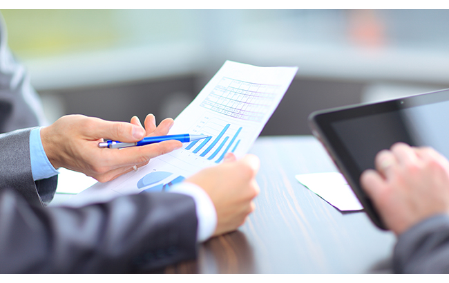 千庫網_業務團隊一起分析市場研究結果_攝影圖編號276564